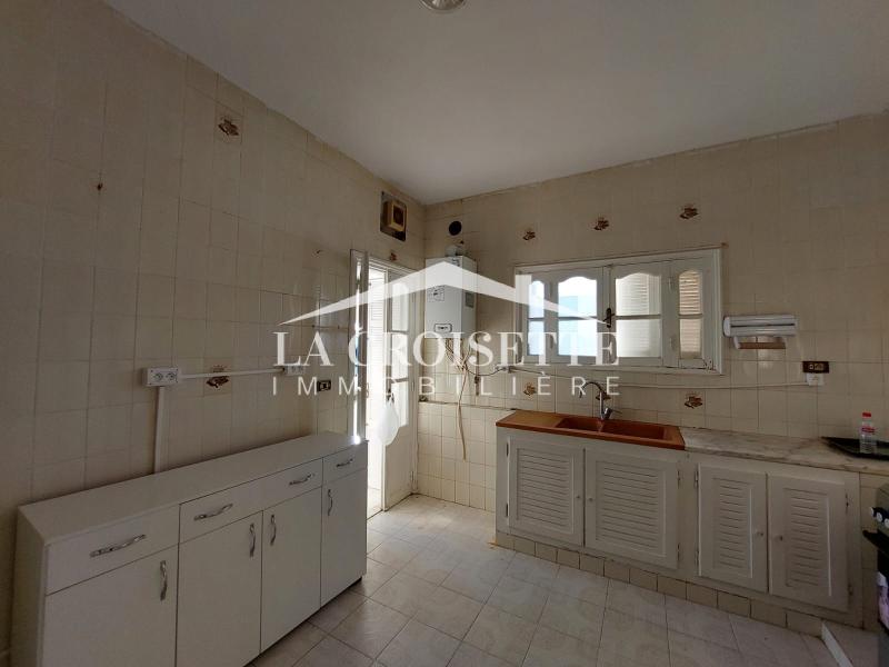 Etage de villa S+3 à La Marsa